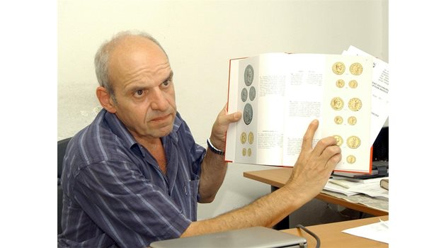 ЛИЦЕ: Бившият шеф на сектора Володя Велков показва каталог с антични монети. На снимките долу медальонът с неговия лик. Според самия Велков изсичането на медальона е шега.