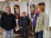 Светослав Пеев и Диян Мачев позират до портретите си
