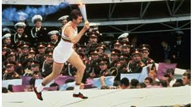 Сергей Белов бяга с олимпийския огън върху главите на войниците, за да даде начало на московската олимпиада.