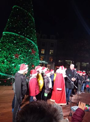 Здравко Димитров и Дядо Коледа приветстваха присъстващите.