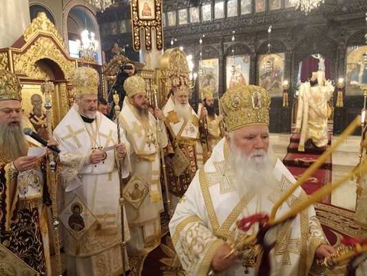 Дебърско-кичевският владика Тимотей също се включи в литургията, зад него са митрополитите Николай и Антоний.