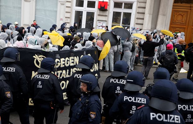 Екоактивисти блокираха пътя до терминала за частни самолети във Виена