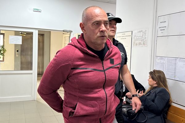 Съдебната охрана доведе Веселин Вълчанов в залата.