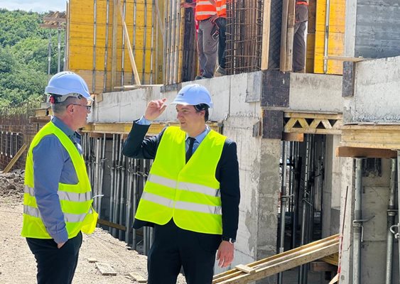 Министър Зарков инспектира строежа на новия затвор в Самораново