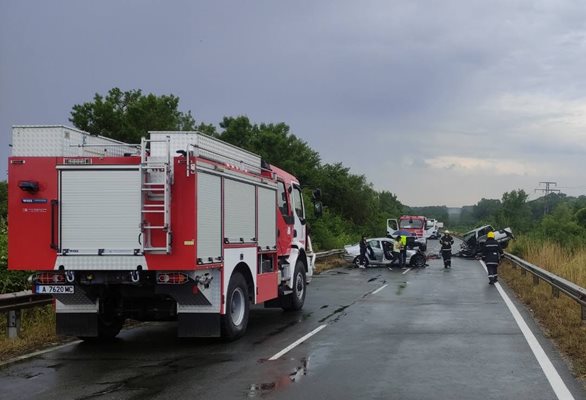 Eкип на пожарната е рязал ламарини, за да извади ранената жена от джипа. Катастрофата блокира с часове пътя за южните морски курорти.