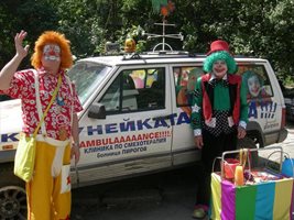 Д-р Коко (Николай Николаев) и д-р Роко (Марин Неделчев, вляво) пред клоунската линейка, от която кукурига петел и вали дъжд от бонбони.
СНИМКИ: АВТОРЪТ