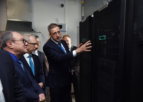 Проф. Емануил Атанасов показва суперкомпютъра на премиера акад. Николай Денков и председателя  на БАН акад. Юлиан Ревалски.
СНИМКИ: ВЕЛИСЛАВ НИКОЛОВ