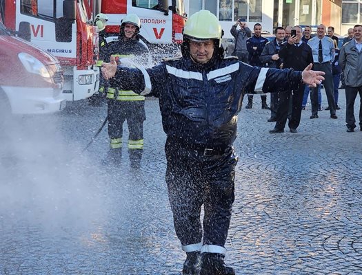 С водни струи Георги Мангараков беше изпратен в пенсия.