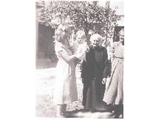 Цана (в средата) - бабата на Дилма Русеф е свързващата фигура в роднинството й с известни българи.
