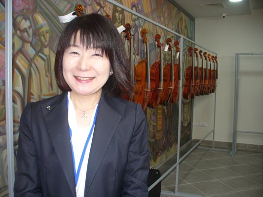 Сред членовете на международното жури е и японката Икуто Сузуки - единствената жена в този конкурс. Тя също е завършила лютиерство в школата на италианския град Кремона, а в Япония открива своя школа в Осака.