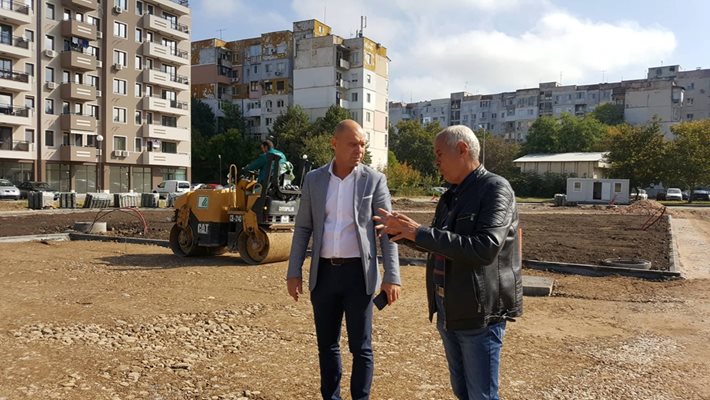 Кметът Костадин Димитров /вляво/ инспектира строителството на новия парк в "Тракия".