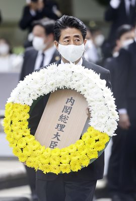 На траурната церемония присъства и премиерът Шиндзо Абе, който призова света да се откаже от ядреното оръжие.