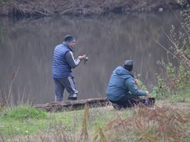 Рибарите смело хвърлят въдици дори и по време на локдаун. 