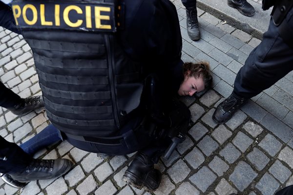 Полицаи бяха изпратени да контролират достъпа до два големи площада в градския център на Прага и да осигурят спазването на ограниченията от участниците в тях. Снимка: Ройтерс