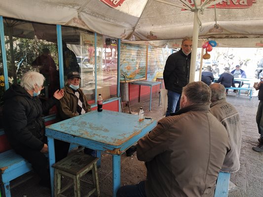 Дори в неделния ден мъже си бяха донесли питиета и седяха на масите на "Водолаза" отвън.