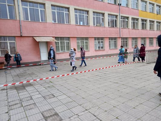 В училище "Пенчо Славейков" напливът на желаещите да гласуват се увеличи около обяд.