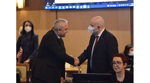
Иван Гешев (вдясно) и Иван Демерджиев се поздравяват на конференцията. Малко след това се разбра, че правосъдният министър иска ВСС да образува дисциплинарка срещу главния прокурор.

СНИМКИ: ЙОРДАН СИМЕОНОВ