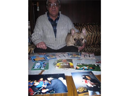 Бисер Михайлов с френския булдог Пъфи. Кучето е на Ники Михайлов, но заради целодневните лагери в "Твенте" той го е поверил във вещите ръце на дядо си. 
СНИМКА: АВТОРЪТ
