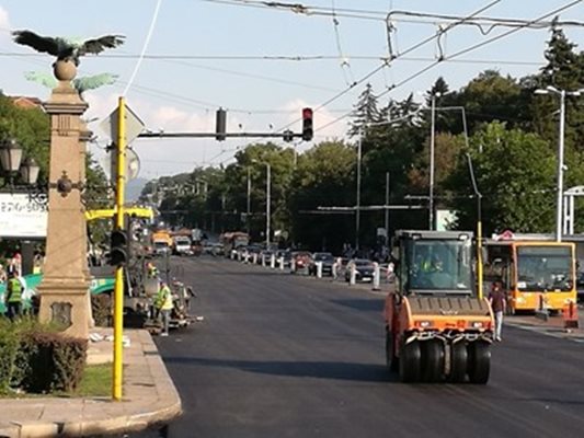 Утре сутринта се възстановява движението през Орлов мост в София.