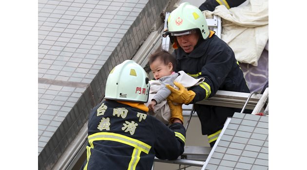 АКЦИЯ: Спасителни екипи изваждат дете от разрушенията след земетресението в Тайван през февруари 2016 г.  СНИМКИ: РОЙТЕРС