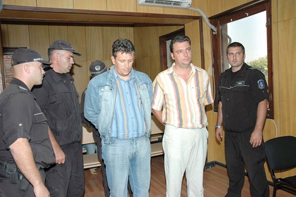 Марин Бърдаров (вдясно) и Христо Танчев в съдебната зала преди 13 г., когато бяха задържани при акция на РЗБОП-Благоевград.