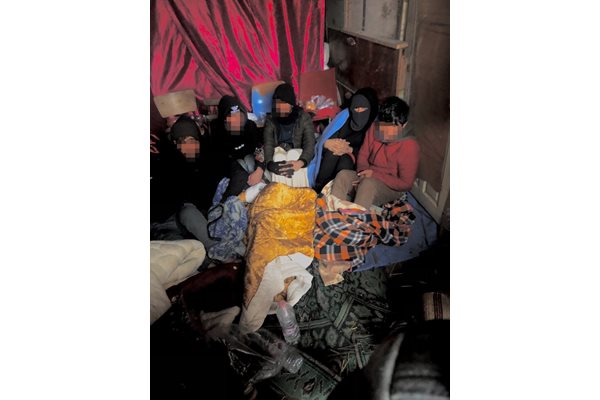 В Поморие са задържани и деветима бежанци, без документи за самоличност, самоопределящи се, като афганистанци, преминали незаконно границата на България, укривани от поморийците от близо три дни в пристройка (барака) към дома на единия от задържаните.
Снимки: ОД на МВР Бургас