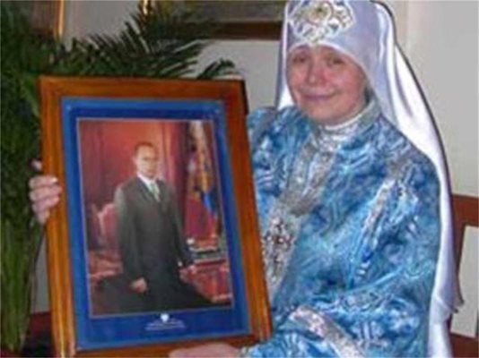 Майка Фотиня с лика икона на своя идол.
СНИМКА: НЮЗРУ
