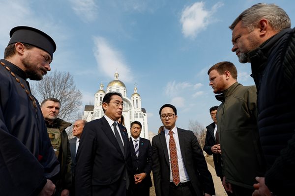 Японският премиер посети Буча по време на визитата си в Украйна
Снимка: Ройтерс