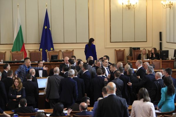 С дърпане и бой бе сложен край на заседанието на парламента на 1 юни.