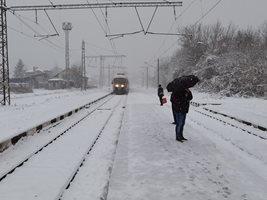 Коментар на седмицата №3: Ледени чиновници карат влака и пускат тока в държавата
