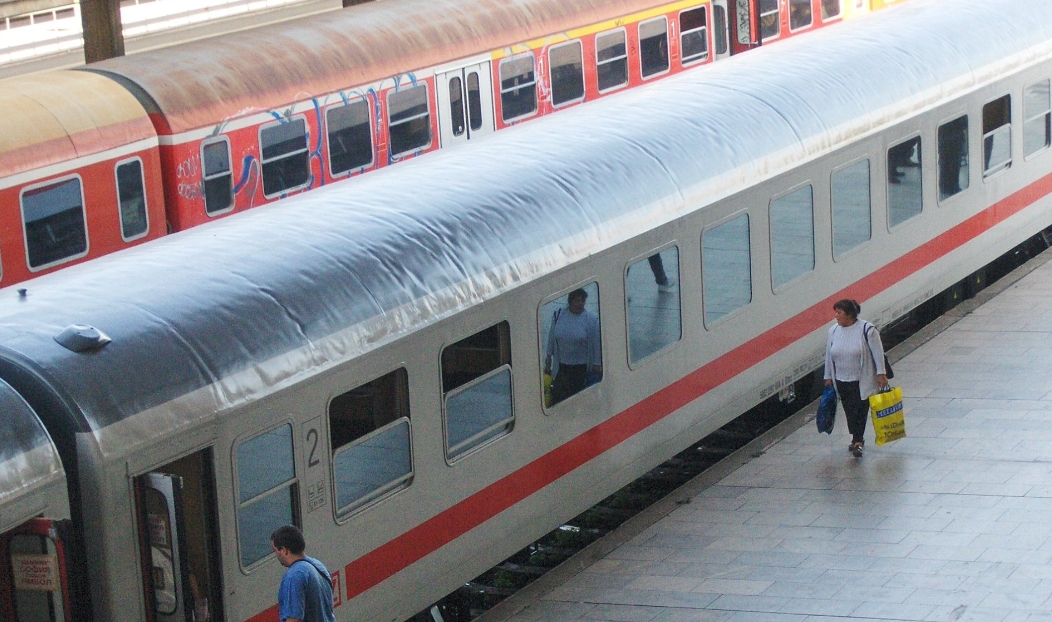 Влак до Драгоман престоява в гара София заради инцидент на железния път