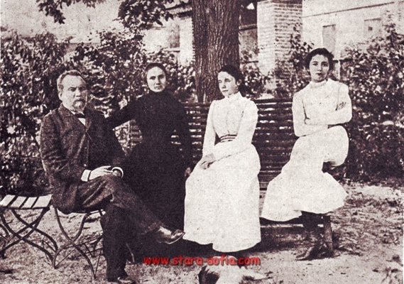 Петко Каравелов със съпругата си и двете дъщери