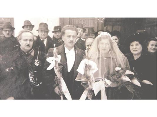 Ран Босилек и Райна Негенцова кумуват на Захари Русев - чичо на Дилма Русеф, и съпругата му Милка през 1941 г.