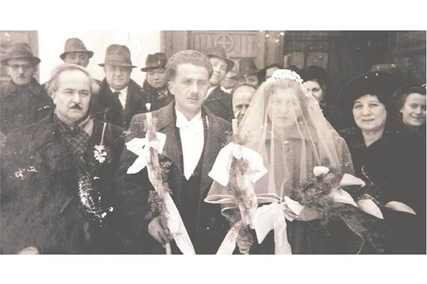 Ран Босилек и Райна Негенцова кумуват на Захари Русев - чичо на Дилма Русеф, и съпругата му Милка през 1941 г.