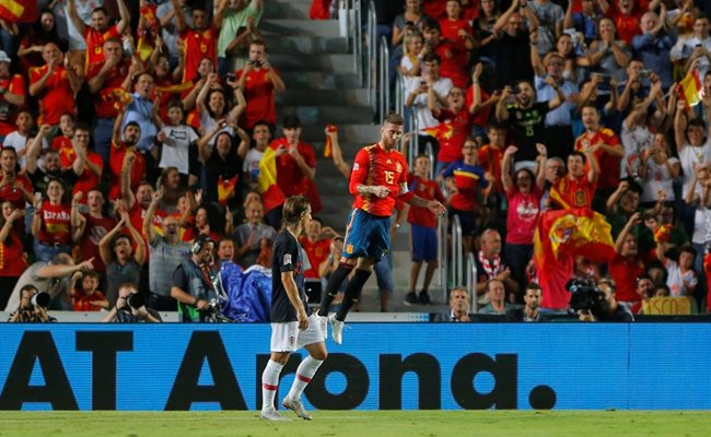 Капитанът на Испания Серхио Рамос е подскочил от радост след гола си срещу Хърватия. Защитникът вкара за 5:0, а на стадиона в Елче домакините спечелиха мача от Лигата на нациите с 6:0.