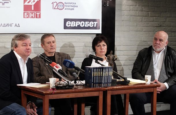 Милен Миланов ( втория вляво) и директора на театъра Мирослав Пашов (вдясно) не присъстваха на пресконференцията