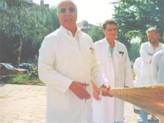 Проф. Чирков е извел лекарите да чистят пред НДК с метлите.
