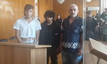 18-годишният Ахмад нахъсвал Омар да кара бясно автобуса, премазал полицаите в Бургас (Обзор)