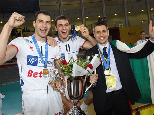 Българското трио Матей, Цветан и Радостин позира с националния трибагреник и купата от световното първенство по волейбол.
СНИМКА: FIVB