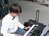 14-годишен пианист свири на открито, събира пари за конкурс (видео)
