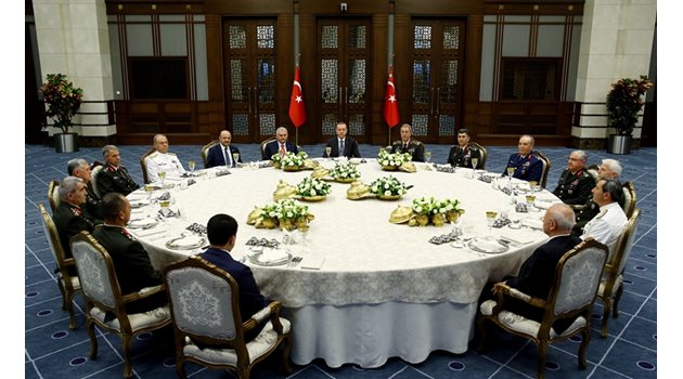 Турският президент Реджеп Ердоган събра Висшия военен съвет на вечеря в двореца в Анкара.
