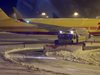 Вижте как се справяха със снега на софийското летище снощи