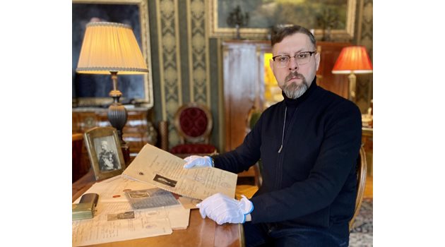 Доц. д-р Ивайло Шалафов показва личните документи на цар Фердинанд, които са част от музейната колекция на Фонд “Цар Борис и Царица Иоанна” в двореца “Врана”.