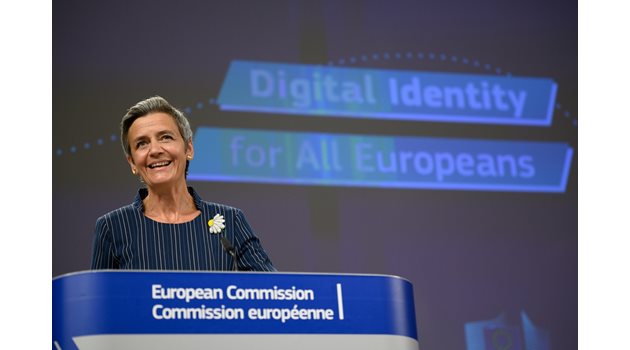 Зам.-шефката на ЕК Маргрете Вестегер представя плановете на институцията за европейски портфейли за цифрова самоличност.

