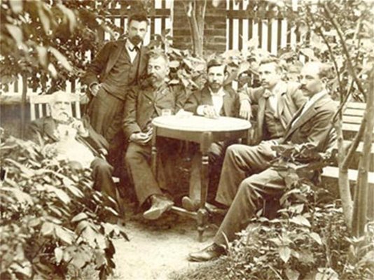 Иван Ст. Андрейчин (правият) с приятели и колеги. Седналият най-вляво е Драган Цанков. 
СНИМКА: "24 ЧАСА"