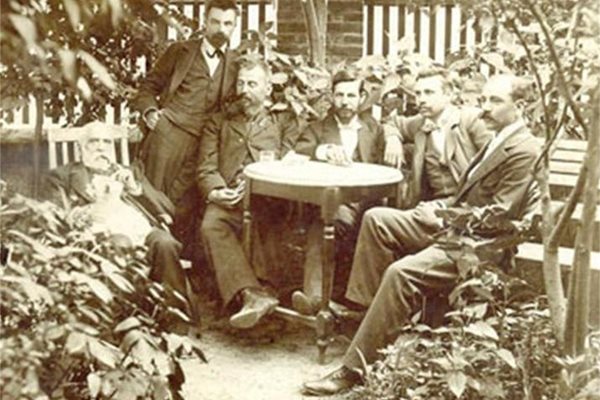 Иван Ст. Андрейчин (правият) с приятели и колеги. Седналият най-вляво е Драган Цанков. 
СНИМКА: "24 ЧАСА"
