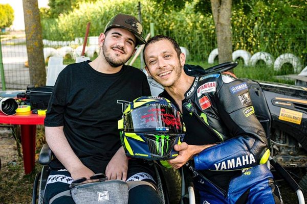 Браян в инвалидна количка с шампиона по мотоциклетизъм Валентино Роси