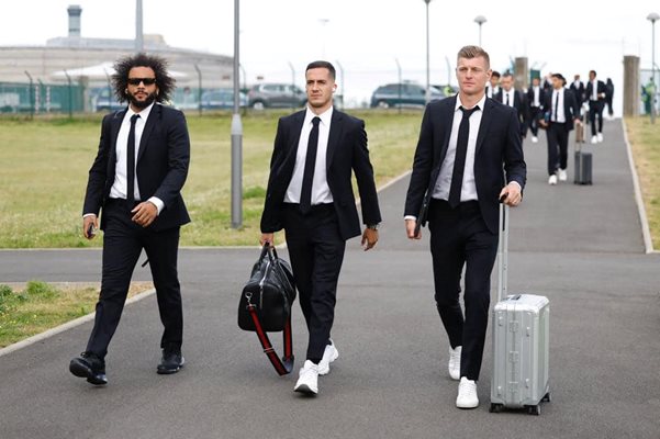 Марсело, Лукас Васкес и Тони Кроос крачат след пристигането си в Париж. Снимка: фейсбук на "Реал"