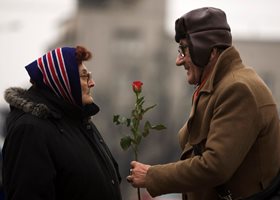 Мъж подарява роза на жена си за Международния ден на жената