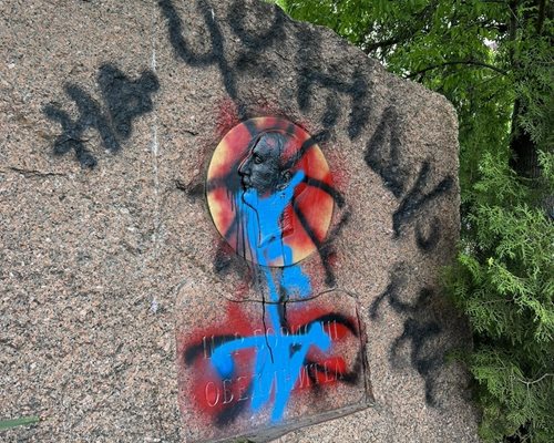 Надраскаха със спрей паметника на цар Борис ІІІ във Варна, никой не го чисти (Снимки)